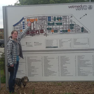 katharina-thum-mit-huendin-mira-bei-der-pruefung-zur-tierschutzqulifizierten-hundetrainerin-in-wien