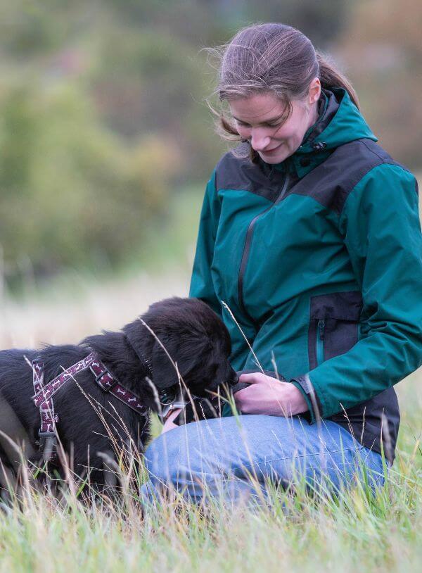 Assistenzhundazubi Siru bekommt eine Futterbelohnung von Assistenzhundtrainerin Katharina Thum.
